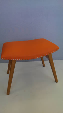 Fußhocker 70er Jahre Neupolsterung und Neubezug Kunstleder orange 120 €